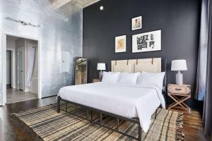 Wellness Studio Apartment with King Bed - Non-Smoking room in Sonder l The Hogg Palace