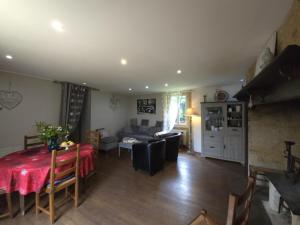 Maisons de vacances Maison familiale avec grand jardin, proche de Sarlat, cheminee, Wifi, animaux acceptes - FR-1-616-61 : photos des chambres