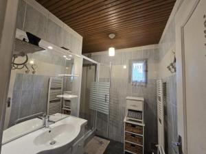 Maisons de vacances Maison familiale avec grand jardin, proche de Sarlat, cheminee, Wifi, animaux acceptes - FR-1-616-61 : photos des chambres