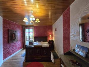 Maisons de vacances Maison familiale avec grand jardin, proche de Sarlat, cheminee, Wifi, animaux acceptes - FR-1-616-61 : photos des chambres