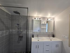 Maisons de vacances Maison Perigourdine avec Cheminee, Jardin Prive & Wifi, Proche Sarlat et Vallee de la Dordogne - FR-1-616-49 : photos des chambres