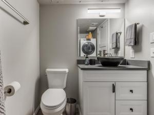 Quiet Modern Heavenly Paradise Love and Balcony Near Lake, Mall, Food, Entertainment!