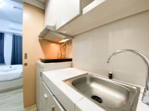 Minimalist and Cozy 1BR The Alton Apartment By Travelio