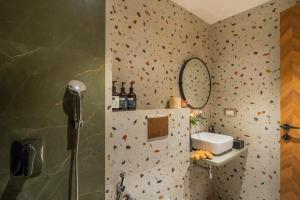 ELIVAAS 1 BHK with Jacuzzi & Lift - Kamerios Brisa