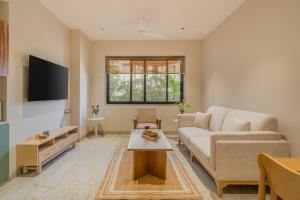 ELIVAAS 1 BHK with Jacuzzi & Lift - Kamerios Brisa