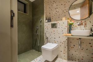 ELIVAAS 1 BHK with Jacuzzi & Lift - Kamerios Brisa