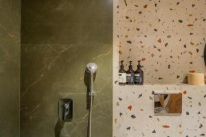 ELIVAAS 1 BHK with Jacuzzi & Lift - Kamerios Brisa