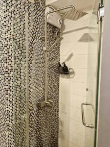 Cozy retreat w Balcony, Netflix, 100 mbps internet, Pool, near BGC