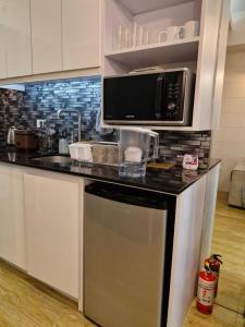 Cozy retreat w Balcony, Netflix, 100 mbps internet, Pool, near BGC