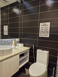 Cozy retreat w Balcony, Netflix, 100 mbps internet, Pool, near BGC