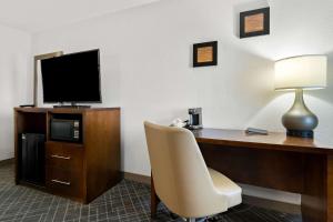 King Room - Non-Smoking/Mobility Accessible room in Comfort Inn Joliet West I-80