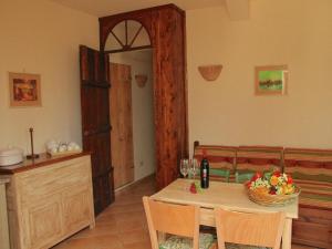 Farmhouse in Marsciano with vineyards olive groves