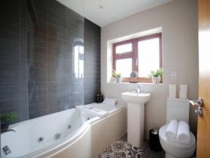 Carden Hill House - 4 Bedrooms - Sleeps 9 - Free Parking - Games Room - Ideal for Contractors, Families and Large Groups