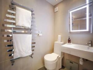 Carden Hill House - 4 Bedrooms - Sleeps 9 - Free Parking - Games Room - Ideal for Contractors, Families and Large Groups