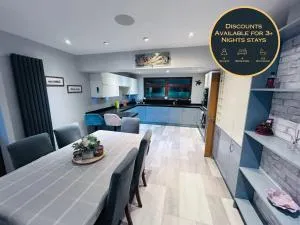 Carden Hill House - 4 Bedrooms - Sleeps 9 - Free Parking - Games Room - Ideal for Contractors, Families and Large Groups - Hassocks