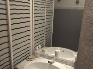 Appartements Appart 6 pers, 3 pieces avec balcon et casier a skis - FR-1-557-134 : photos des chambres