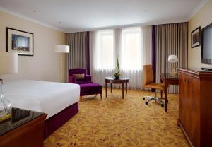Deluxe, Guest room, 1 King room in Moscow Marriott Royal Aurora Hotel