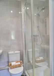 Beautiful 2 Bedroom Wokingham Apartment, En Suite, Free WiFi, On Site Parking, Sleeps 4