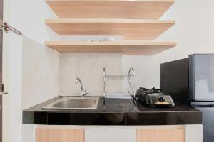 Fully Furnished and Homey Studio Serpong Garden Apartment By Travelio