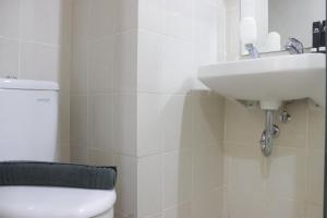 Cozy High Floor 1BR Apartment at Parahyangan Residence By Travelio