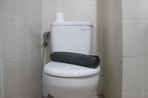 Cozy High Floor 1BR Apartment at Parahyangan Residence By Travelio