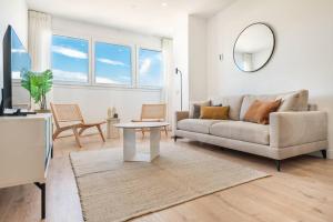 22nd floor urban sky apartment with gym by REMS
