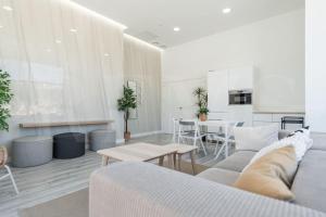 22nd floor modern urban sky apartment with parking & gym by REMS