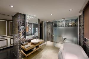 Phòng Hai Giường Đơn Loại Sang (Deluxe Twin Room)