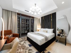 Luxury Apartments at Paramount Midtown by Dale Lee