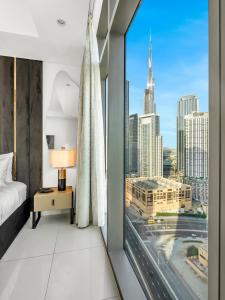 Luxury Apartments at Paramount Midtown by Dale Lee