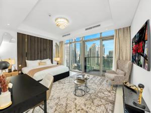 Luxury Apartments at Paramount Midtown by Dale Lee