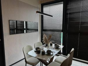 High Floor, 3BR 3queen bed, 2 parking, Urban Suites by XWHome