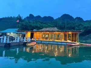 Bakhan Floating House - Làng Ngu