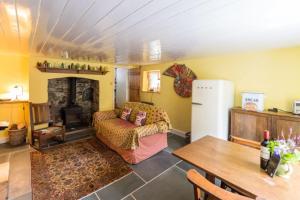 Skirr Cottage, Your Coastal Escape in the Heart of a Charming Devon Village