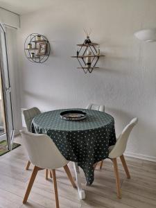 Studio cabine face piscine