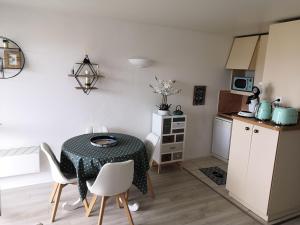 Studio cabine face piscine