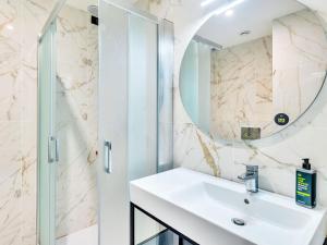 Queen Room (1 Adult)