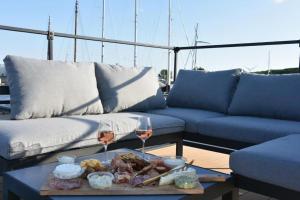 Moderne houseboat op het water!