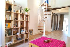 Bright T2 near city center