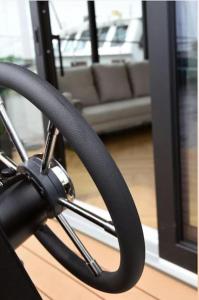 Moderne houseboat op het water!