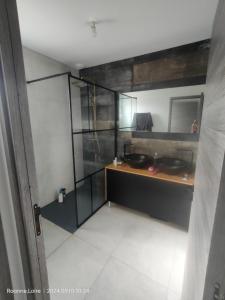 Sejours chez l'habitant Chambre dans maison plain-pied moderne : photos des chambres