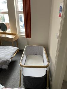 Cosy 1 Bed apartment with FREE PARKING close to Underground station zone 2 for quick access to Central London up to 5 guests