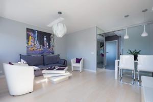 Stylish Apartment in Downtown Warsaw by Noclegi Renters