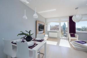 Stylish Apartment in Downtown Warsaw by Noclegi Renters