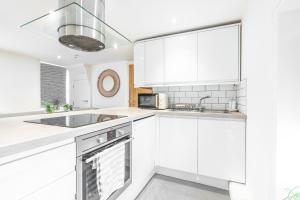 Charming & Chic, Cosy Beach Nest, Just 2-min walk!