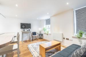 Charming & Chic, Cosy Beach Nest, Just 2-min walk!