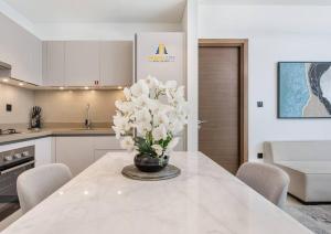 Fully Furnished 2 Bed in Sobha Creek Vista Reserve, Hosted by Desert City Stays