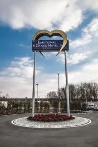 Emotional Grand Motel - Suno