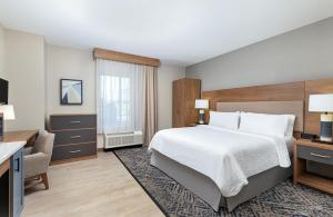 King Studio Suite with Mobility Accessible Roll-In Shower/Non-Smoking room in Candlewood Suites Erlanger - South Cincinnati By IHG