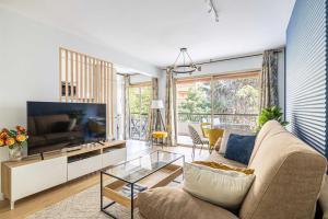 LE FLEURI avec terrasse, à côté du Martinez, idéal pour un séjour plaisant